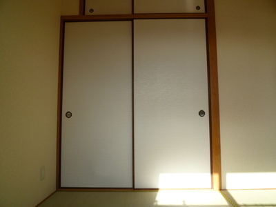 引き戸が重いので戸車を自分で交換してみたよ 軽く開けられるようになりました 図解説明つき Diyリフォーム作業時間5分 Sakura W4ブログ